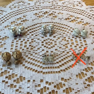 Olika små örhängen - 10kr/par. Mängdrabatt. Skicka ett meddelande för bättre bilder på enskilda par. Om du vill ha ett par skriv så lägger jag upp dem i en egen annons!