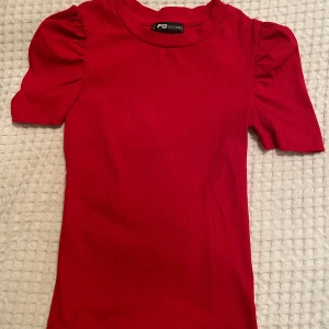 Röd ribbad topp  - Snygg röd ribbad topp med korta puffärmar. Perfekt för en färgglad look. Tillverkad i ett mjukt och bekvämt material. I storlek xxs men passar även xs. I ett fint skick ⭐️