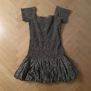 Blommig offshoulder klänning - Trendig och populär klänning som är sjukt snygg!😚😚 aldrig använd, bara prövad😌