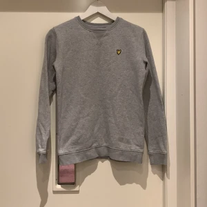 Lyle&scott college tröja - Snygg Lyle&scott college tröja till riktigt bra pris. Hör av dig vid frågor.
