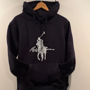 RL Hoodie - Ralph Lauren Hoodie, köptes i somras men har inga defekter. 10/10 skick. ⭐️Hör av er vid funderingar. 