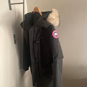 Svart canada goose - Säljer en svart jacka från Canada Goose med pälsdetalj på huvan. Har använt jackan en vinter och den är i väldigt fint skick. Säljer pga att de inte riktigt är min stil längre. Den är perfekt för kalla vinter dagar. 