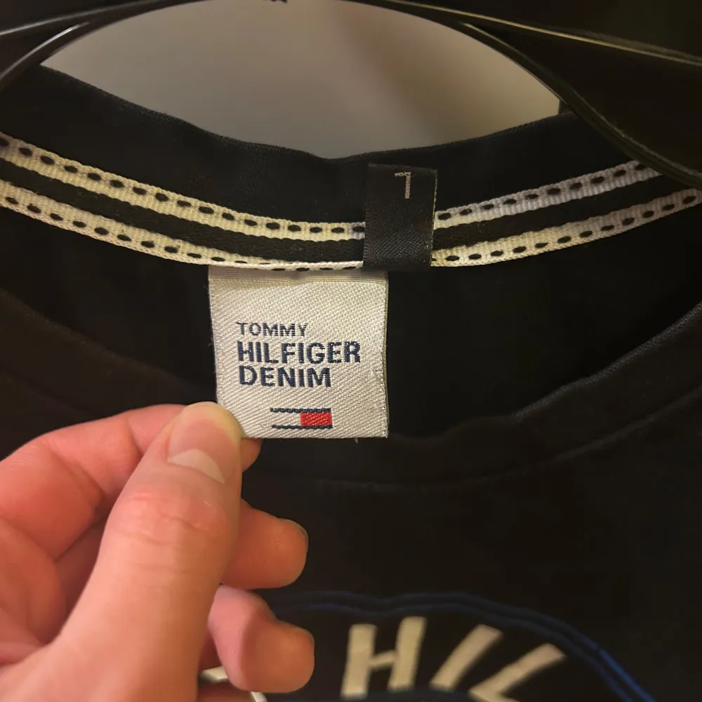 Snygg svart t-shirt från Tommy Hilfiger med stort tryck på framsidan. Den är i storlek L men sitter även jätte bra på M, pris kan diskuteras!! Tveka inte att skriva!!. T-paidat.