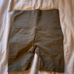 Bruna tränings shorts - Säljer ett par bruna shorts med ribbad midja och snygg detalj bak. Perfekta till tex gymmet.😊💕💕