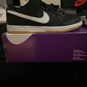 Dunk sb black gum - Använda 1 gång inomhus jätte bra skick  Storlek 45 Bin 999kr Kvitto finns Box och allt ingår. (Nike Jordans dunks adidas)