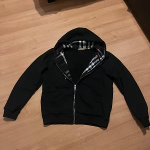 Svart Burberry hoodie - Säljer en svart Burberry använd ett fåtal gånger. Storlek L men passar som M. Priset är inte hugget i sten 