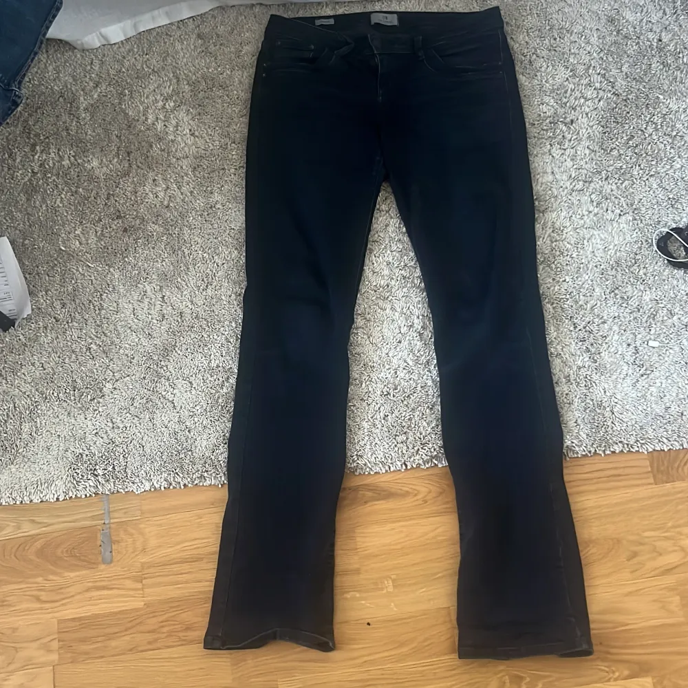 Säljer dessa assnygga jeans från LTB! De passar mig perfekt i längden men är tyvärr förstora i midjan så därför kommer de inte till användning! De är strl 27/34 men väldigt stora i midjan! Jättebra skick! Tveka inte på att skriva om du har nån fråga!💓(de är mörkblå men ser mer svarta ut) köpta för ca 800. Farkut & Housut.