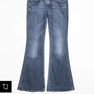 Mörkblå lågmidjade jeans från G-Star - Snygga mörkblå jeans från G-Star RAW med bootcut-stil. De har en klassisk femficksdesign och en knappgylf. Perfekta för en avslappnad look. Lågmidjade. OBS de är klippte längst ner perfekta om man är 157-165