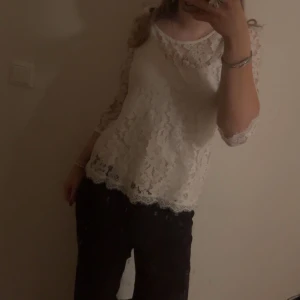 Vit spetsblus - Säljer en elegant vit spetsblus med trekvartsärm. Den är köpt här på plick i mycket bra skick och den är knappt använd av mig💓Det står inget märke eller storlek på den men jag som kan ha både Xs/S/M passar den perfekt❣️
