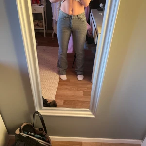 Grå jeans med bootcut - Snygga gråa bootcutjeans från gina tricot. Storlek 36. Använda men fint skick