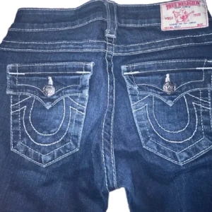 True Religion Jeans strl 25/26 - True Religion lowaisted flare jeans. Storleken 25/26, knappt använda 