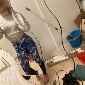 Blå mönstrade leggings från Pro Touch - Snygga blå leggings från Pro Touch med ett coolt kamouflagemönster. Perfekta för träning med sin tighta passform och bekväma material. De har en elastisk midja med knytning på insidan för extra komfort. Aldrig använda Ändast provade och tvättade en gång 