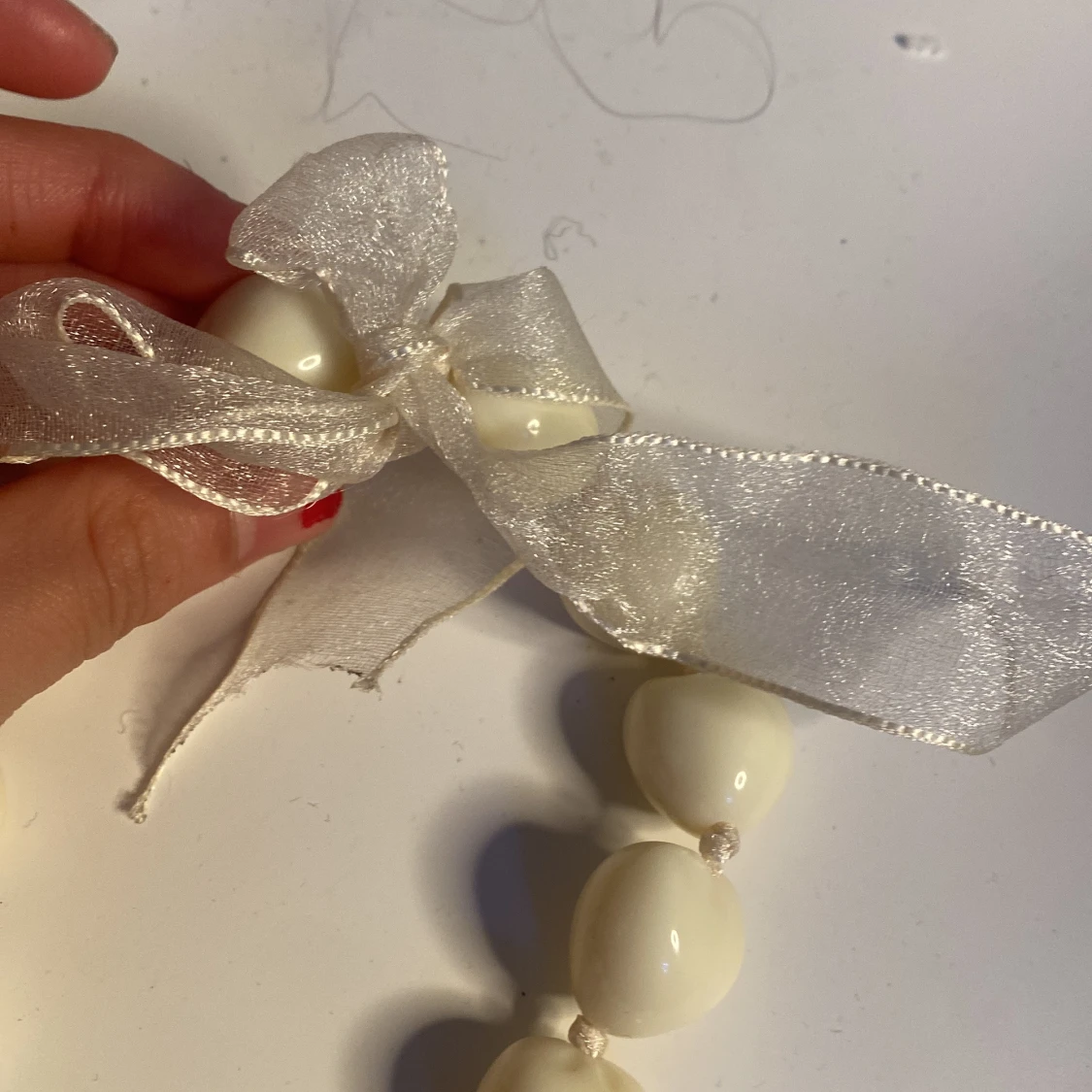 Vitt halsband med pärlor och rosett - 90