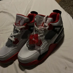 Nike Air Jordan 4 fire red - Helt oanvända Jordan 4 fire red, storlek 41 passar 42, 