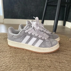 Grå Adidas Campus sneakers - Snygga grå Adidas Campus sneakers i mocka med vita detaljer och snörning. Mycket fint skick 