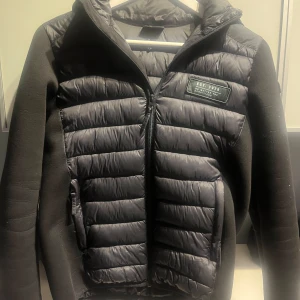 Snygg och enkel cardigan  - Säljer nu min cardigan som är köpt från zalando! Jackan är i storlek 164 men passar även folk upp till 170cm. Vid frågor så är det bara att höra av er! Nypris 850kr!