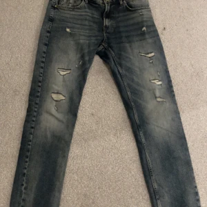 Slitna jeans - Säljer ett par slitna jeans, helt nya. Använd ca 4 gånger