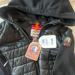 Parajumpers cardigan  - Parajumpers jacka/cardigan utan en enda defekt eller täcken på användning. För både man och dam, kan mötas upp i stockholm! (eller fraktas) -:3199 men pris kan sänkas och diskuteras vid snabb/direktköp! (storlek är xxs men den är stor i storleken, alltså passar den också någon med s) Helt äkta köpt på NK, kvitto och prislapp/ etikett finns kvar.
