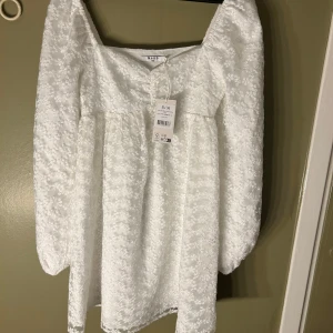 Vit klänning NAKD - Vit klänning från NAKD