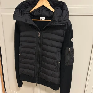 Moncler cardigan - Säljer en moncler cardigan perfekt nu inför våren, säljer den då den inte kommer till användning. Mycket bra skick. Storlek 3/L men kan även passa dig som har 2/M. Priset kan sänkas vid snabb affär. Skriv för intresse!