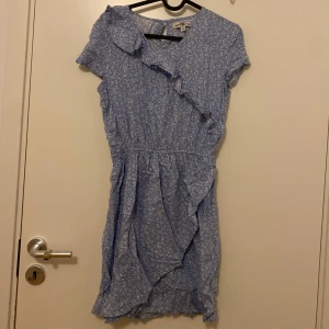 Sommarklänning - Jättefin klänning från Hampton Republic💖 Säljer då den inte kommer till användning, den är i storlek 158 occ passar mig som är 163❤️OBS! den är ej strykt på bilden! Skriv gärna om du har frågor eller vill ha fler bilder💕