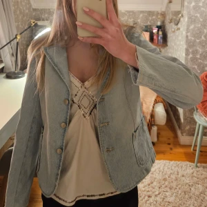 Ljusblå jeansjacka från X-Mail - Snygg ljusblå jeansjacka från X-Mail med klassisk krage, tre knappar framtill och två framfickor.