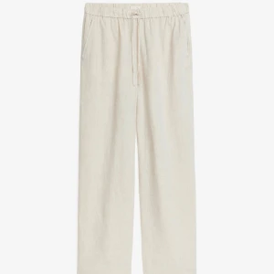 Beigea linnebyxor ARKET - Beigea byxor i 100% linne från ARKET. Helt oanvända med lappen kvar. Superfina, men säljer då jag köpt fel storlek. Nypris 690kr! 