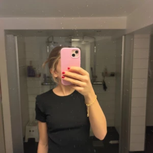 Svart t-shirt med volanger på axlarna - Säljer en så fin svart ribbad topp med korta ärmar och volangdetaljer vid axlarna. Från zara i storlek S