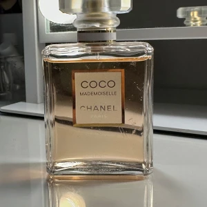 Coco Mademoiselle Eau de Parfum från Chanel 50ml - Elegant och tidlös parfym i en stilren glasflaska med en sofistikerad doft. Perfekt för den som älskar klassiska och lyxiga dofter.