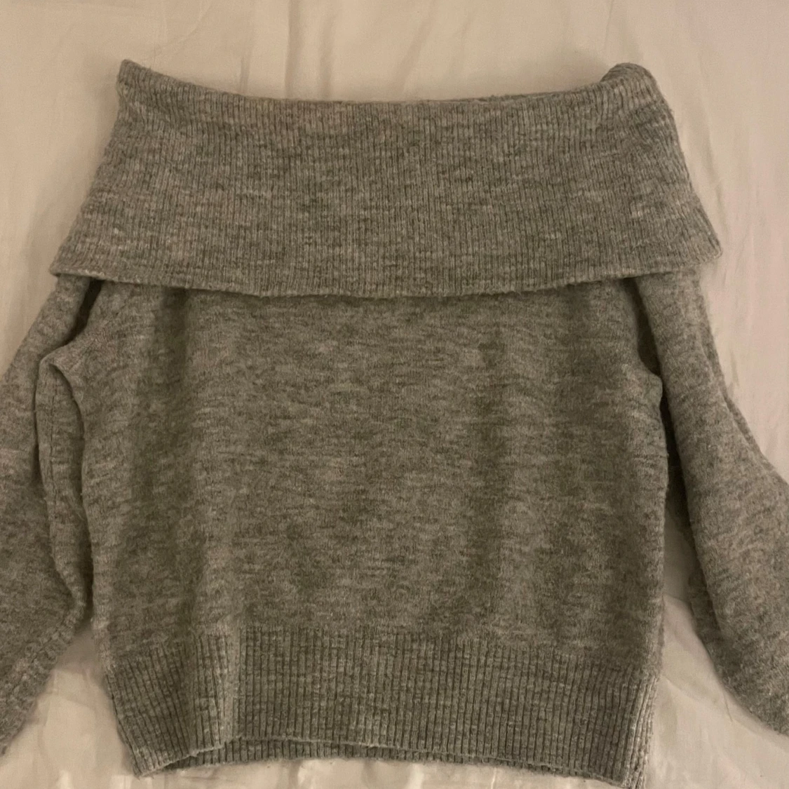 Grå offshoulder tröja från H&M