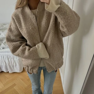 Zara jacka - Populär beige jacka från zara💓obs ser nopprig ut, men det är själva ”texturen” på jackan