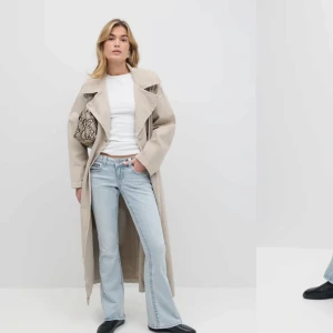 Nya Gina tricot Y2K jeans  - Helt nya oanvända bootcut jeans från Gina tricot med prislapp kvar! Säljer dessa då de var en present som inte kommit till användning🫶🏻 Helt slutsålda på hemsidan. Nypris 599kr. OBS annan färg på de lånade bilderna från hemsidan då denna inte finns kvar 