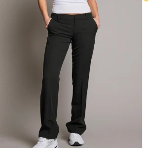 Kostymbyxor - Kostymbyxor från Bikbok i modellen Vera regular, storlek 38, passar mig som vanligtvis har S. De är uppsprättade eftersom de va på gränsen till för korta på mig som är 168 men nu passar de perfekt och det är inget som syns.