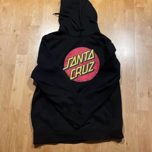 Svart hoodie från Santa Cruz - Svart hoodie från Santa Cruz.  800 nypris 