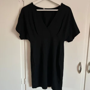 Svart klänning med v-ringning - Svart kort klänning med v-ringning! Storlek M