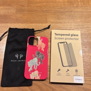 Neonrosa mobilskal med leopardmönster från Roar Sweden - I detta paket ingår både mobilskal+skärmskydd. Snyggt neonrosa mobilskal från Roar Sweden med färgglada leopardmönster. Passar perfekt för iPhone 15. Skalet kommer med en svart förvaringspåse och ett skärmskydd i härdat glas för extra skydd.