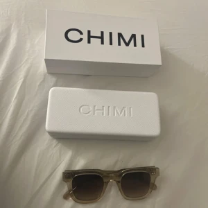 Solglasögon från CHIMI - Snygga solglasögon från CHIMI i färgen ecru 04. Använd ett fåtal gånger så i väldigt bra skick! Allt medföljer! Nypris 1350, mitt pris 650!