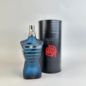 Ultra Male Jean Paul Gaultier - Jean Paul Gaultier Ultra Male: (NOTER)  Toppnoter: Bergamott, päron, lavendel, mynta, citron Hjärtnoter: Kanel, salvia, kumarin Basnoter: Svart vanilj, ambra, cederträ, patchouli (PRIS) ✨ 3ml - 65kr ✨ 5ml - 85kr Perfekt för att testa parfymen och se om den blir din nya favorit. Beställ enkelt via DM eller på Plick redan idag! 🌟