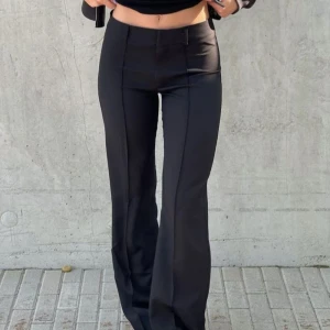 Kostymbyxor - Lågmidjade kostymbyxor från Madlady. Använda ett fåtal gånger. 💕 Skriv för fler bilder!