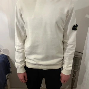 Vit tröja från Stone Island - Säljer en vit stone island crew neck. Säljer för att det blev inte mycket användning av den. Tröjan är äkta och finns även QR kod som visar det. Köpt för 3500kr mitt pris 800kr.