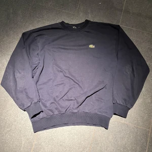 Mörkblå sweatshirt från Lacoste - En snygg sweatshirt från Lacoste. Storlek 6 men passar som en m/s. Pris kan diskuteras!