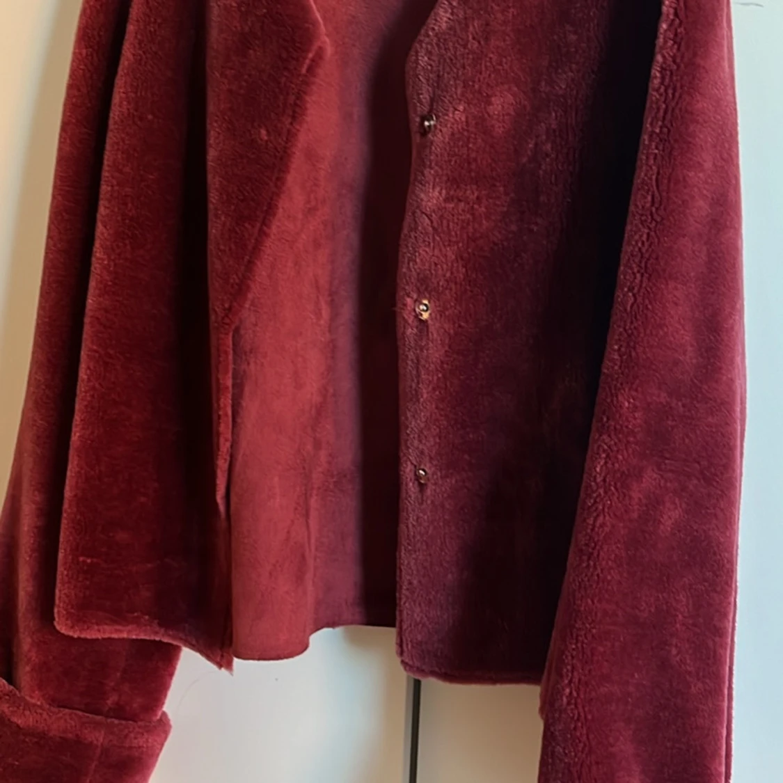 Vinröd teddyjacka