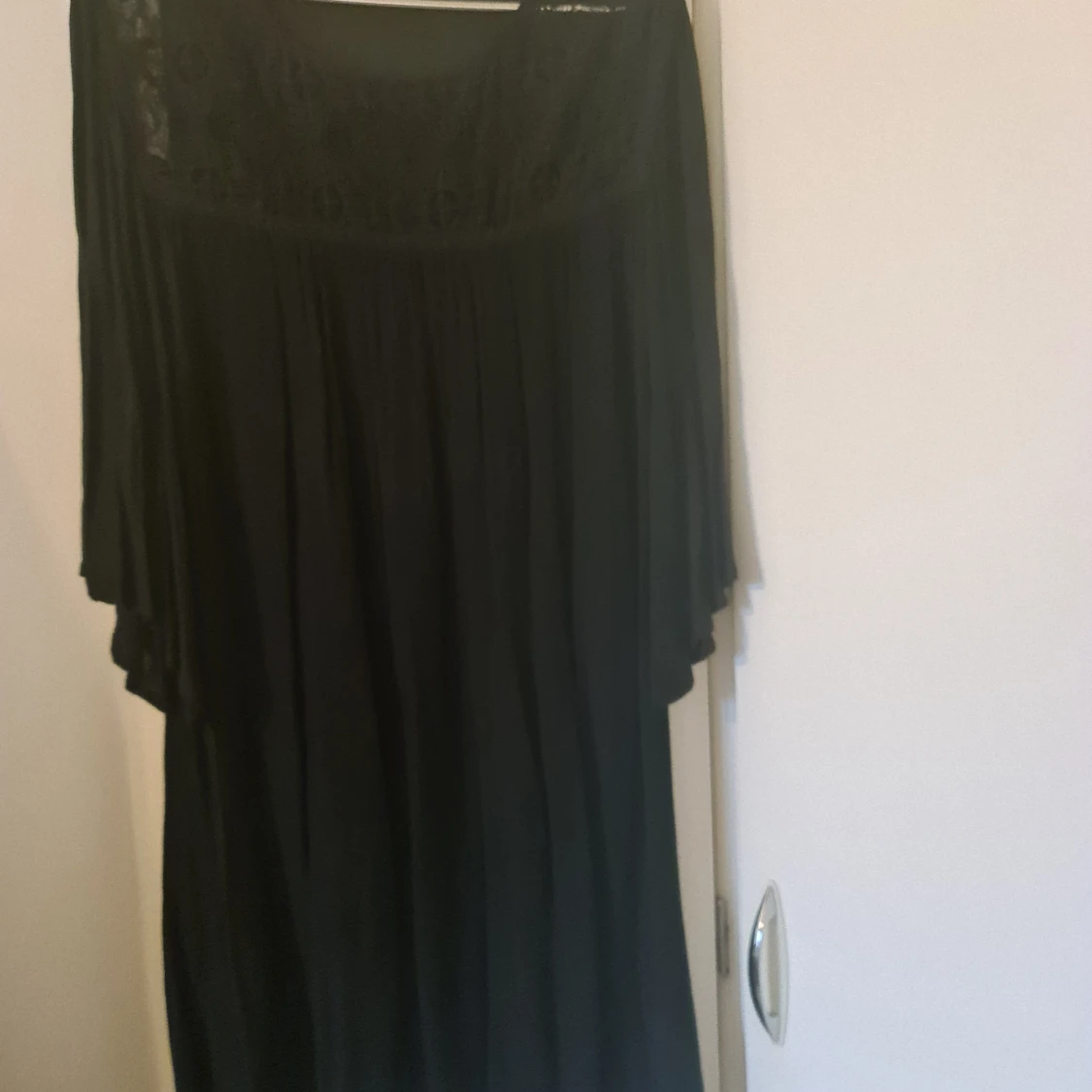 Svart klänning med spetsdetaljer - 90