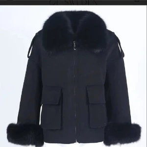 Svart jacka med pälsdetaljer - Snygg svart jacka med mjuka pälsdetaljer på krage och ärmslut. Jackan har dragkedja framtill och praktiska fickor. Perfekt för kyligare dagar. Fins en liten defekt skriv till mig för bild💗