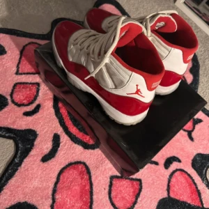 Jordan 11 cherry - Använda ganska bra. Dom är mest smutsiga vilket ger dom en ”ful look”. Storlek 41, från restocks (har kvitto) 