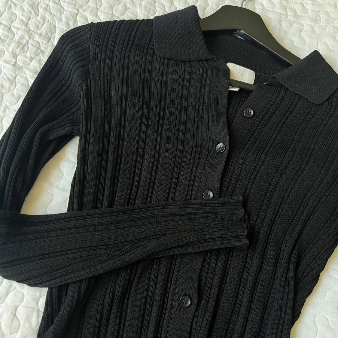 Svart ribbad kofta - 90