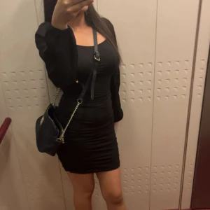 Svart klänning - Snygg svart klänning med tight passform och långa ärmar i nät.  Priset är inkluderad med frakt