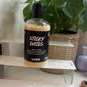 Sticky Dates Body Lotion - En krämig body lotion från Lush med en söt och lockande doft av dadlar. Perfekt för att hålla huden återfuktad och mjuk hela dagen. Flaskan innehåller 250g av denna härliga lotion. Korken är lite jobbig så man måste dra den ordentligt frammåt för att stänga den men de funkar att stänga