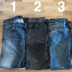 Jeans - Säljer några jeans, har en till annons uppe med fler då plick tillåter max 5 bilder… Jag är ca 183 och väger ca 75 för referens  1. NEUW Ray Straight 31/32 Nypris 1 499kr (299kr) 2. Woodbird Leroy Thun 29/32 Nypris 1 099kr (149kr) 3. Levis 501 Straight 32/32 Nypris 1 049kr (149kr)  Alla jeans är i fint skick och sparsamt använda. Bara att höra av sig vid intresse. Mvh