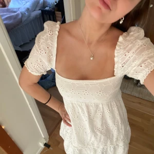 Studentklänning  - Så fin studentklänning!! Den är i bra skick förutom att en söm har gått upp lite vid ärmen (se sista bilden), men märks knappt och går lätt att laga med några stygn eller med en säkerhetsnål! 